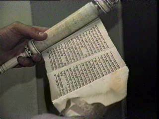 torah2.jpg (12470 bytes)